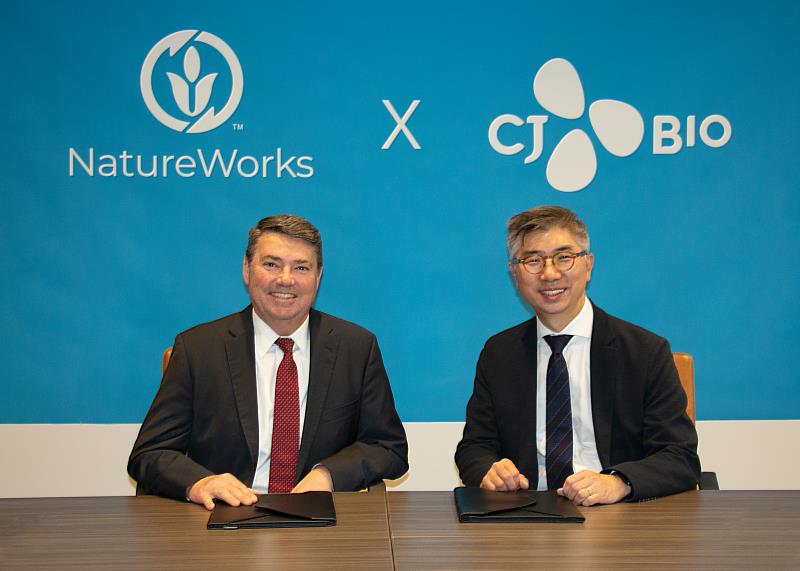 NatureWorks總裁兼首席執行官Rich Altice和CJ BIO生物材料業務負責人Seung Jin Lee齊聚一堂，提升兩家公司的合作，重點開發利用Ingeo™ PLA和PHACT<sup><sup>®</sup></sup> PHA技術的新產品。