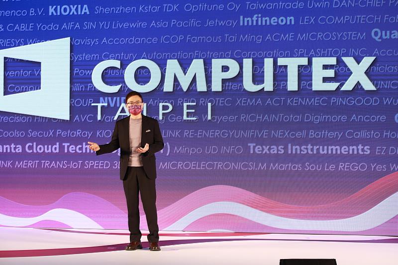 1. 外貿協會董事長黃志芳於COMPUTEX開幕典禮宣布實體展重磅回歸。