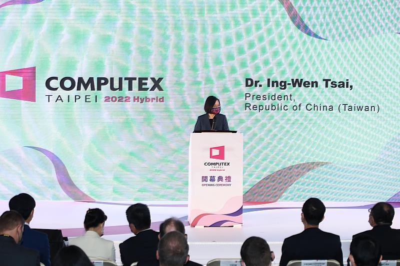 2. 總統蔡英文於COMPUTEX開幕典禮表示，將全力推動產業數位轉型，共同打造台灣科技業下一個黃金十年。