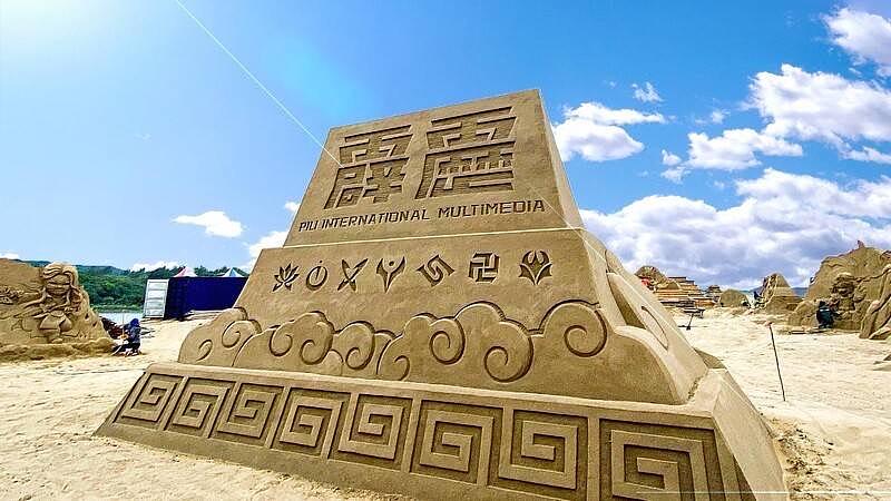 2今年沙雕季以「霹靂傳奇．掌中天下」為主題，打造36座沙雕，還原經典人氣角色，30位霹靂布袋戲角色齊聚沙灘。（靈鷲山佛教教團提供）