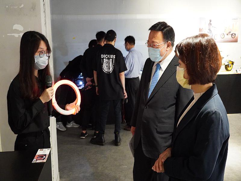 中華大學工設系學生朱孟瑜（左）向董事長李姸慧（右1）和校長劉維琪（右2）說明創作理念，該創作入圍今年的「德國紅點設計概念大獎」。