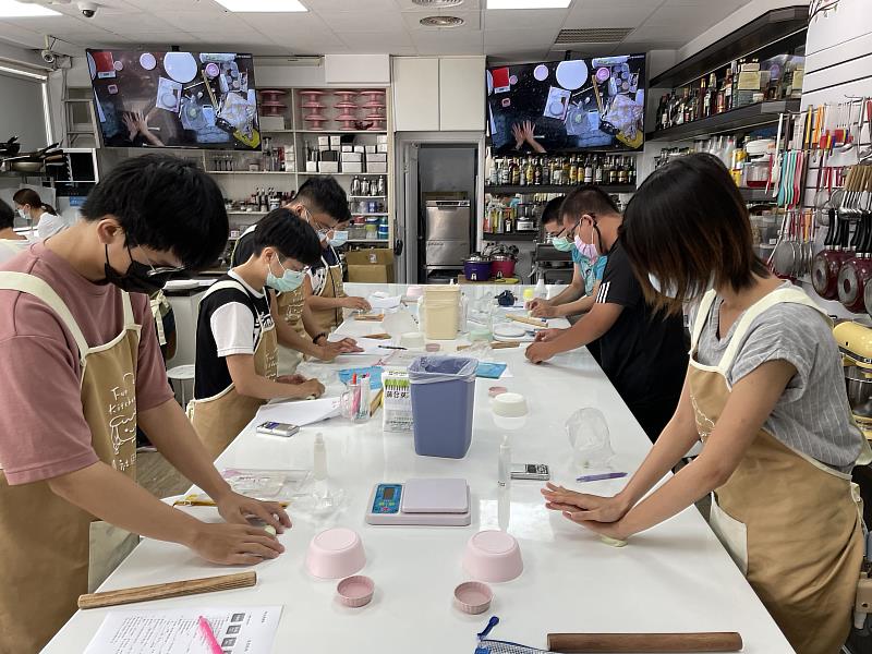 學員學習揉麵團