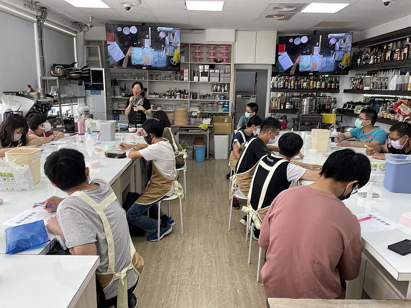 許毓仁老師為學員進行流程說明