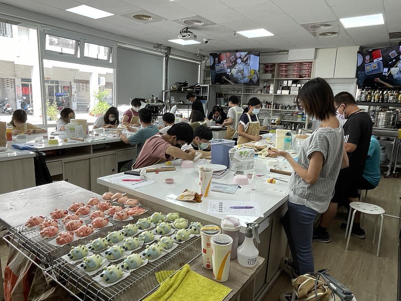 學員為饅頭進行染色與塑形