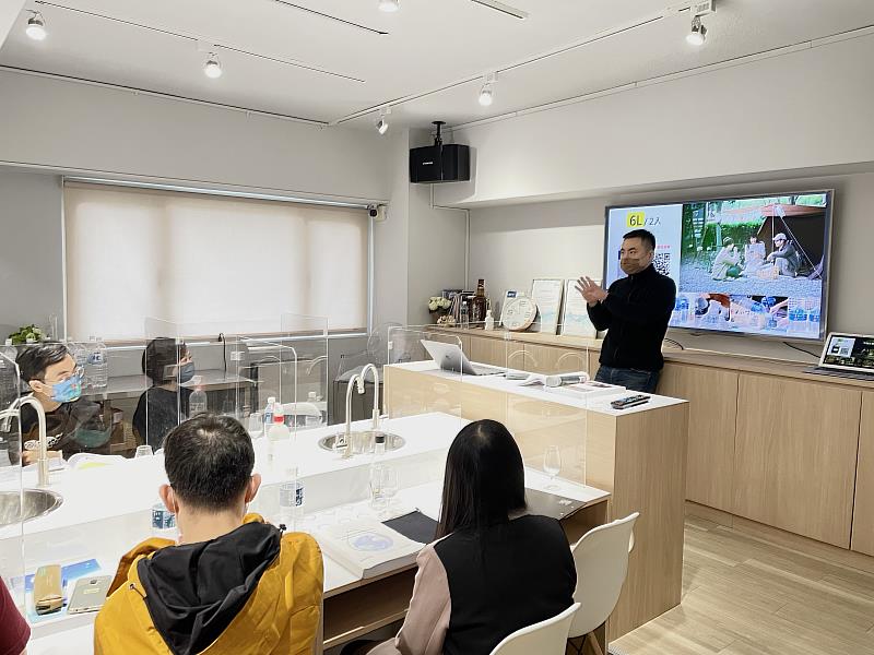 「開平學苑」全球唯一中文品水課程，由國際品水師協會大中華區代表夏豪均授課，課程設計理論與實務並重。開平餐飲學校/提供