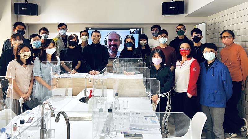學員來自全台各地齊聚一堂，開心與Dr. Peter Schropp視訊合影。開平餐飲學校/提供