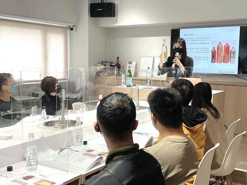 今年大幅調整課程內容安排，國際品水師協會大中華區代表吳侑諭深度說明品水相關知識。開平餐飲學校/提供