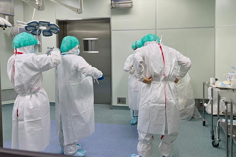 進入開刀房的人員最少需身著N95口罩和綁帶式口罩、P2防護衣和防水隔離衣、布織手術帽和紙帽、長筒鞋套和一般鞋套、雙層手套、護目鏡，全身從頭到腳有兩層以上的保護