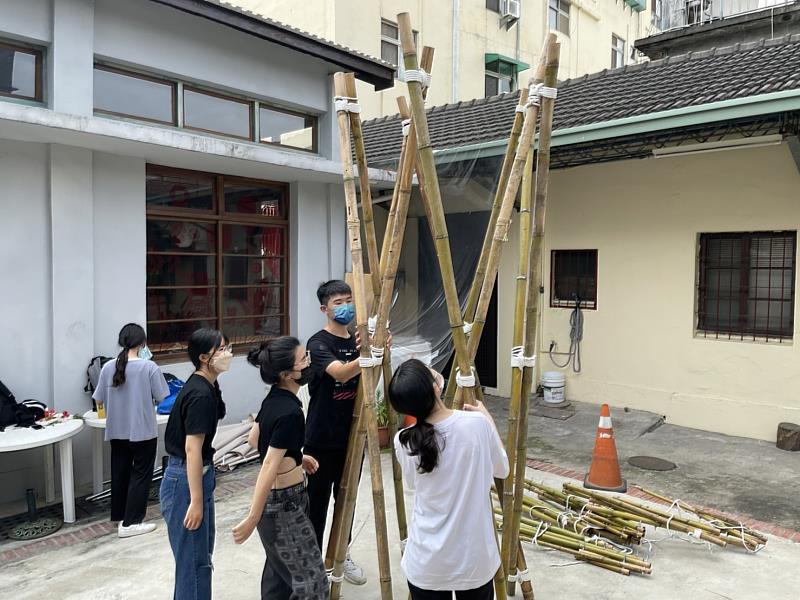 朝陽科大建築系及景都系師生，使用竹材創新搭建互動空間，創意十足。