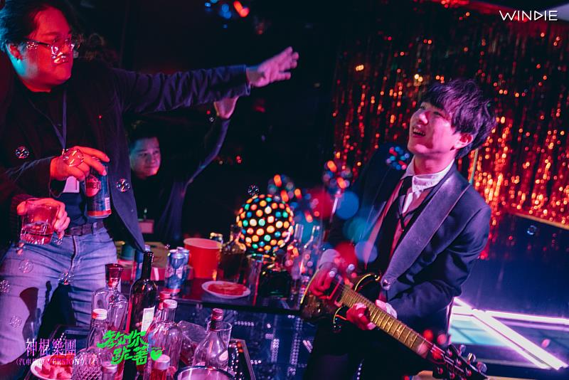 神棍樂團在MV中飾演在派對紙醉金迷、酒酣耳熱的白領上班男子們。（圖／WINDIE Music 提供）