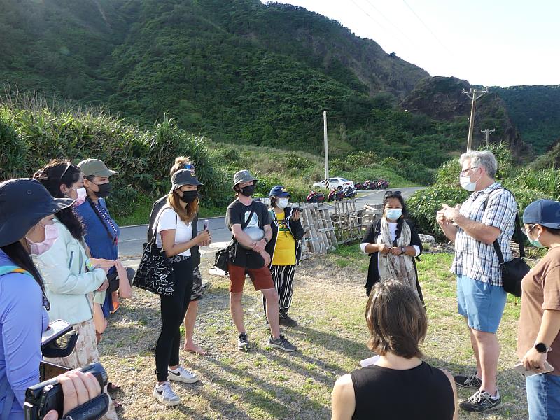 環境運動倡議者希婻．瑪飛洑於地景環島中分享環境不正義議題 。