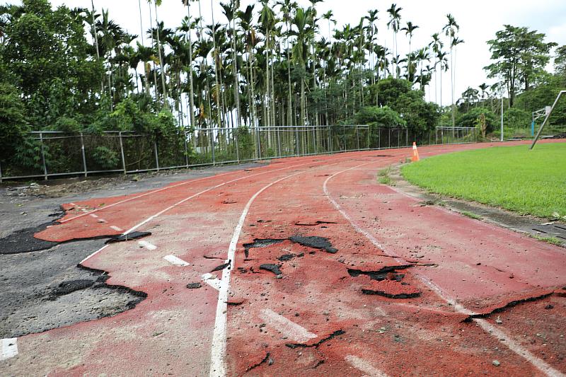 翁縣長視察中埔國中PU跑道整建工程