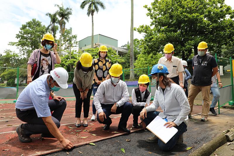 翁縣長視察中埔國中PU跑道整建工程