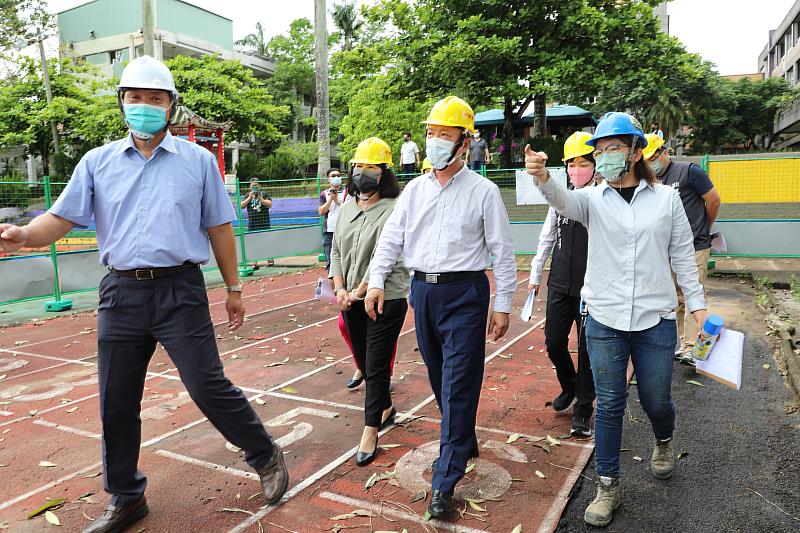 翁縣長視察中埔國中PU跑道整建工程