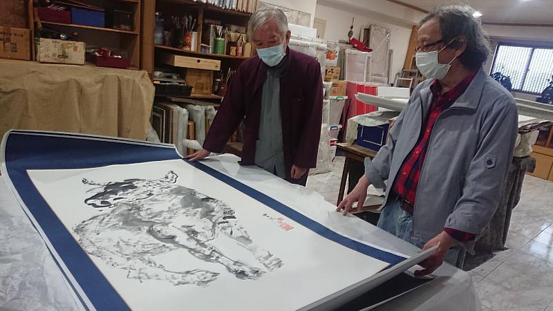 梁永斐館長（左）拜訪謝里法老師工作室，藝術家謝里法（中）分享2020-2021年期間創作作品。