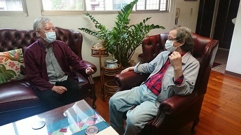國美館梁永斐館長(左)拜訪藝術家謝里法，雙方交談甚歡。