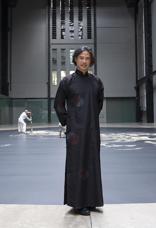 （2）Lee Mingwei, Our Labyrinth, 2015-ongoing (Performance view at Tate Modern, May 2022), Photos <sup><sup>©</sup></sup> Tate Photography, Oli Cowling