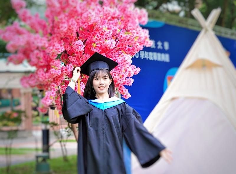 帳蓬象徵朝陽為畢業學子擋風遮雨，從此要踏出校園，勇敢面對未來。