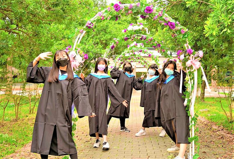 歐式花拱門祝福畢業生前程似錦，朝陽校園更添浪漫風情。