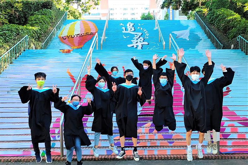 雖然中部連日大雨，畢聯會仍在校園中央步道近百層階梯，拼貼出主題意象，鼓勵畢業生勇敢追夢。