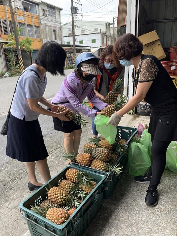 捐愛社會，愛不停息 救國團挺小農 關懷弱勢家庭