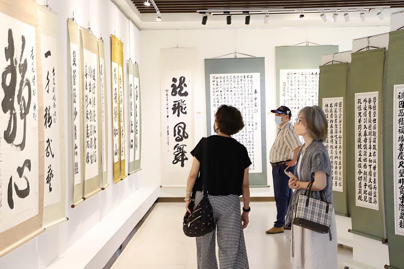 「舞墨逸生-蕭季慧雙管書法展」於南華大學震撼登場，共展出70幅作品。