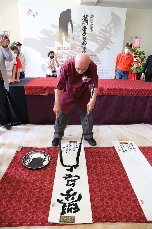 「舞墨逸生-蕭季慧雙管書法展」於南華大學震撼登場，雙管書法家蕭季慧老師現場揮毫。