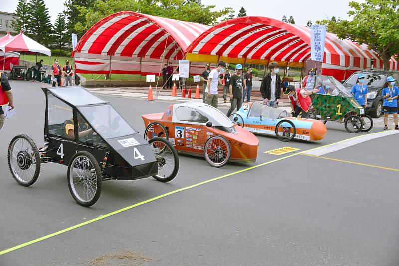 長庚大學機械系團隊設計的電動車(左一)在全國賽中獲得3個獎項。