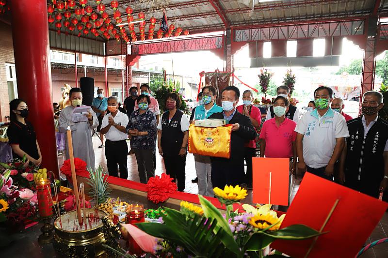 翁縣長贈匾大林天德寶宮妙修堂「正氣參天」