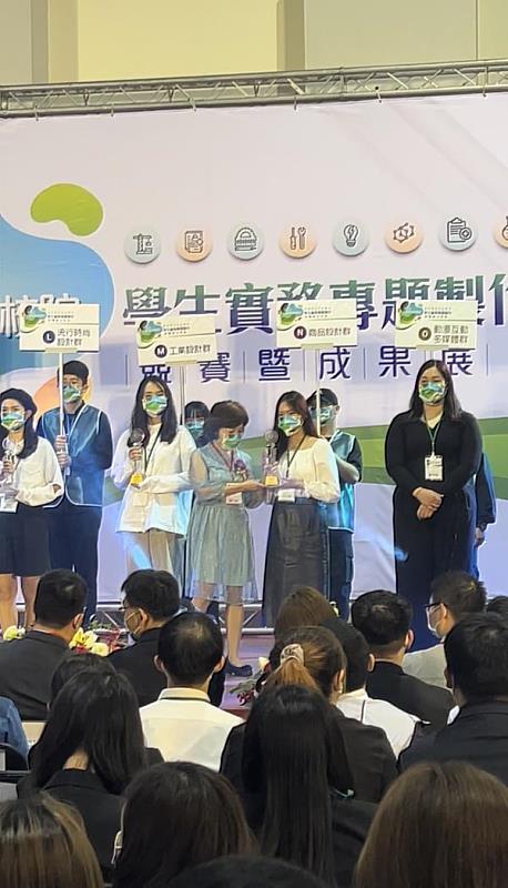南臺科大視傳系獲獎學生代表林芯譓與教育部技職司楊玉惠司長合影。