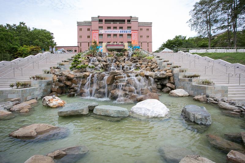 全國唯一水瀑相連的圖書館在南華大學。