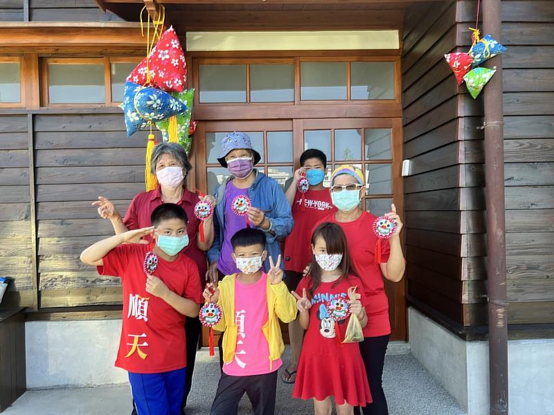 「香」聚做客 臺東縣府客家研習班老幼共學端午香包