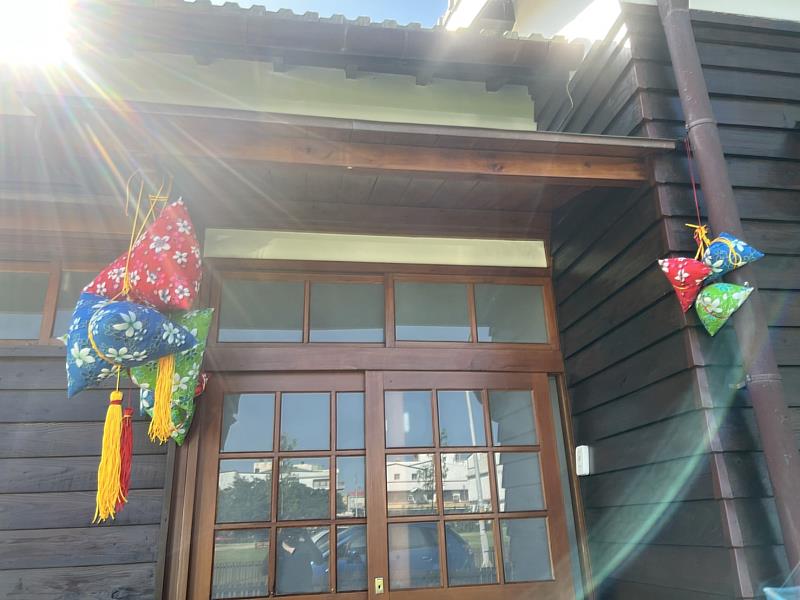 「香」聚做客 臺東縣府客家研習班老幼共學端午香包