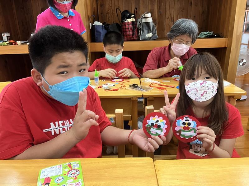 「香」聚做客 臺東縣府客家研習班老幼共學端午香包