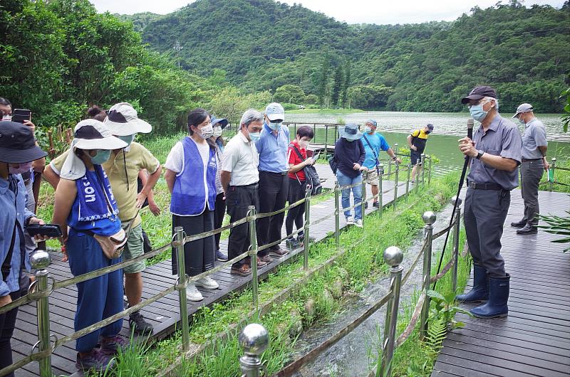 4、	民眾一睹鯝魚奮力逆流爬魚梯，擺動魚鰭和尾巴，或跳躍、或爭相游過同伴身邊的奇觀，都驚呼連連。（靈鷲山佛教教團提供）