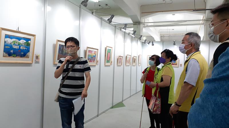 會後由嘉義市博愛國小鄭士楷老師導覽欣賞展覽作品