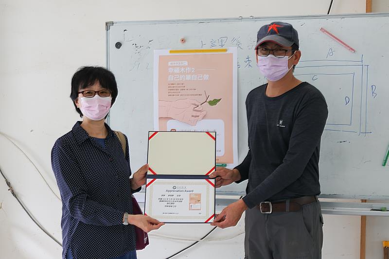 通識教育中心黃琡雅主任頒發感謝狀致意黃福康老師。