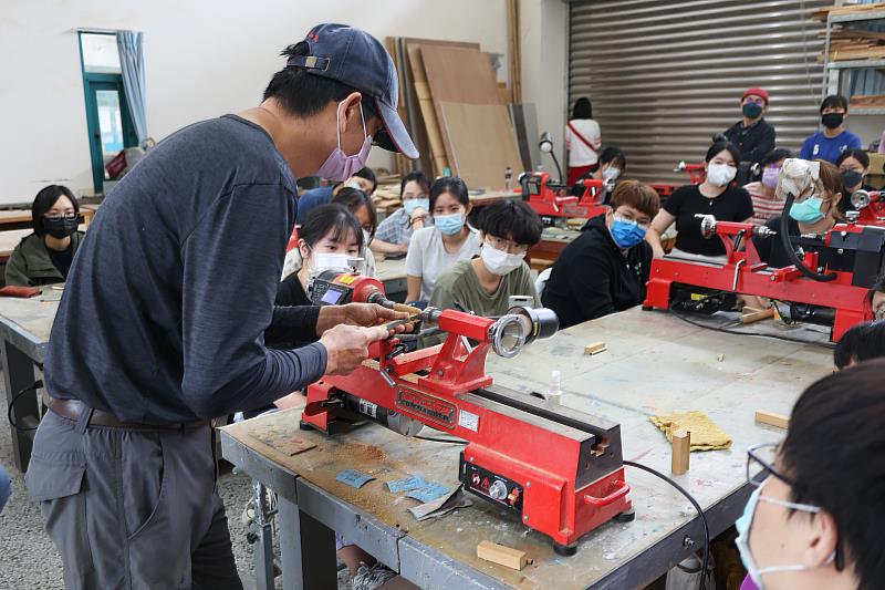 「幸福木作」工作坊黃福康老師示範開孔木頭。