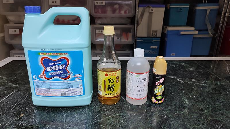 家庭常用稀釋漂白水、酒精、醋酸、橙油等溶液，以擦拭及塗抹方式在地板、家俱表面上可殺死禽螨。