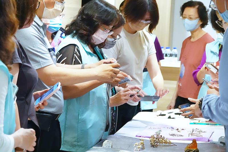 實用滿分的手機攝影技巧講座，讓學員現場實作就超有感。6月16日還有一場社群美照攝影講座，歡迎有興趣的新創團隊與市民踴躍報名 (中信金融管理學院提供)