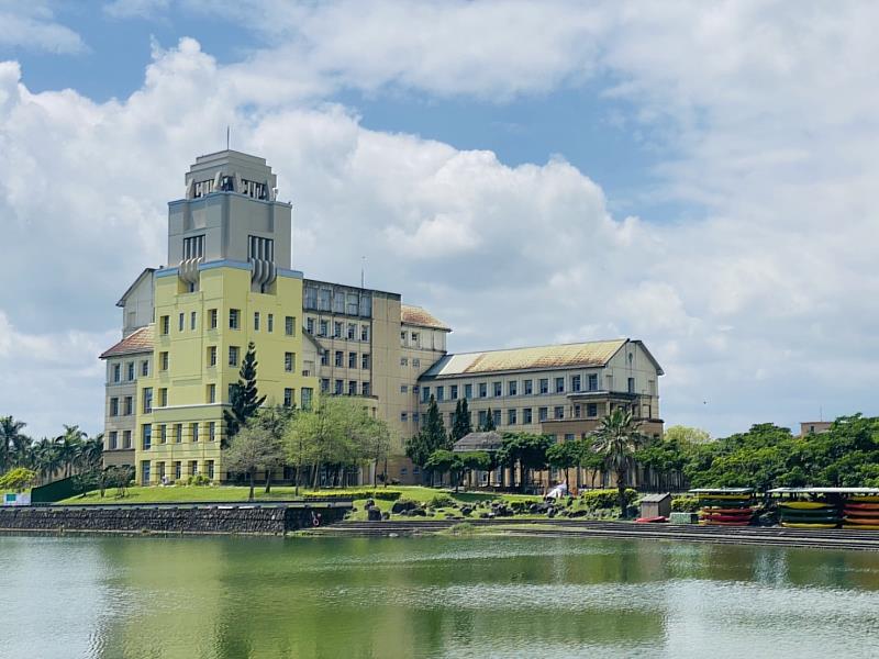 東華大學嶄新外觀之行政大樓與東湖相輝映。