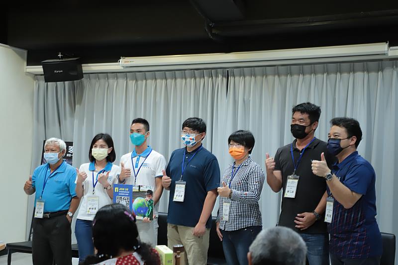 共學工作坊受邀講師包括林園紅樹林學會理事長蘇文華(左1)、可寧衛股份有限公司副理鄭曉蔓(左2)、高科大環安系副教授李家偉(左4)、國發會地方創生南區輔導中心執行長吳涵瑜(右3)、詮豐食品股份有限公司經理鍾乙銘(右2)。右1為主持人、高科大能源科技研究中心兼任助理教授韓長龍。