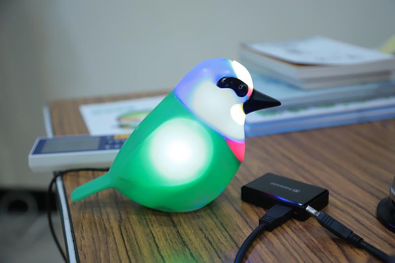 e-WATCHER計畫透過與實踐大學媒傳系跨域合作，導入IoT技術整合，以五色鳥(圖)為設計構想，開發空氣品質物聯網裝置(AIoT)，空氣品質狀態運用燈光情境表達，若閃黃色代表二氧化碳濃度太高，需管控人流。