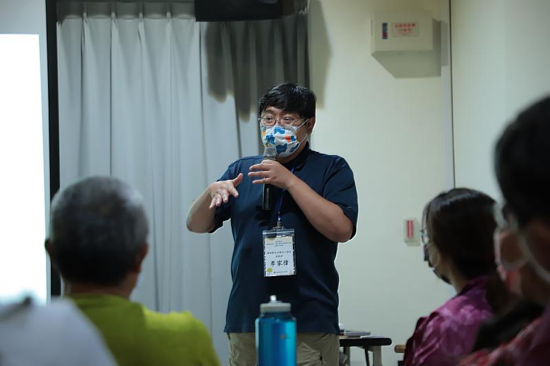 「智慧守望，環境再生」(e-WATCHER)計畫投入學術能量及專業技術，關注河川和空氣問題，提供社區、學校及企業環境教育方案及輔導，建構永續且友善的環境。圖中為計畫主持人、環安系副教授李家偉。