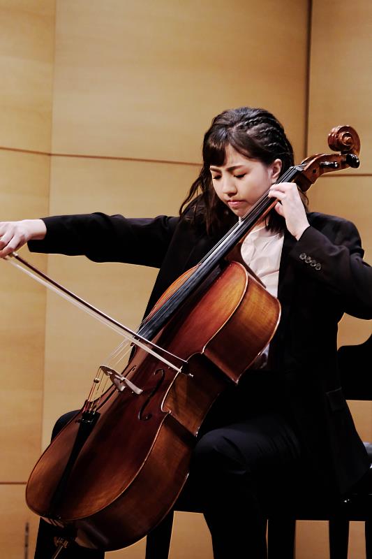 南華大學民音系廖姿渝同學，畢業音樂會以大提琴演奏獲得滿堂彩。