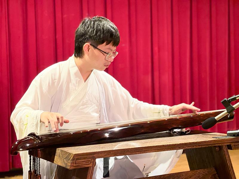 南華大學民音系畢業生莊士峰同學，以優異的古琴彈奏表現，錄取國立臺北藝術大學傳統音樂學系碩士班。