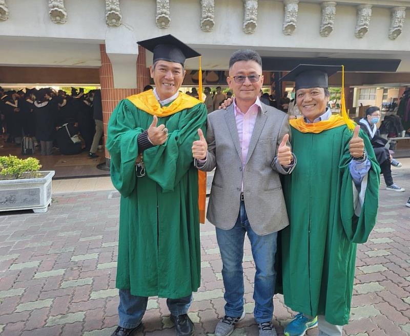 崑大企研所畢業生鉲笼—菈婻（左）與柯秀福（右）和指導教授李政隆合影