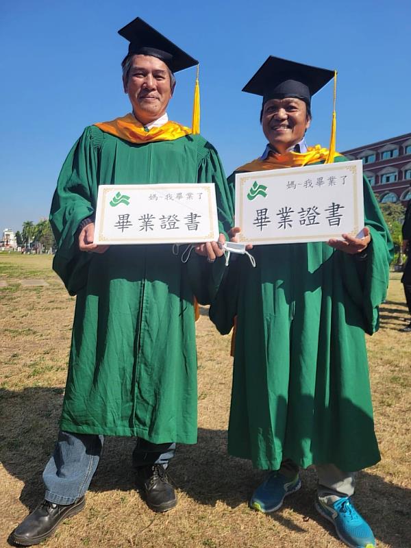 鉲笼—菈婻（左）與柯秀福（右）為今年崑大企管所畢業生