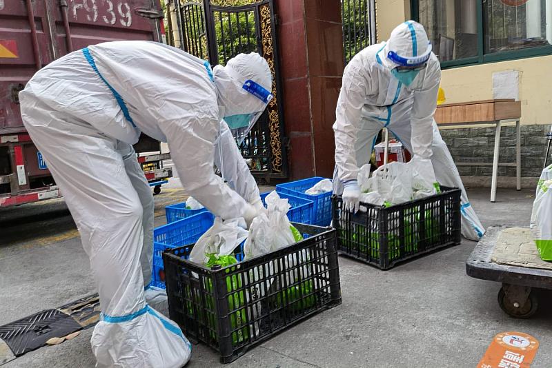上海升級疫情防控措施期間，阿里巴巴志工帶上家人，幫助社區組織為上海鄰里派發生活物資。