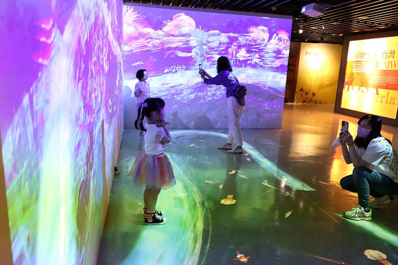 升級後的黑潮投影設施，成為親子檔流連忘返的拍照地點。